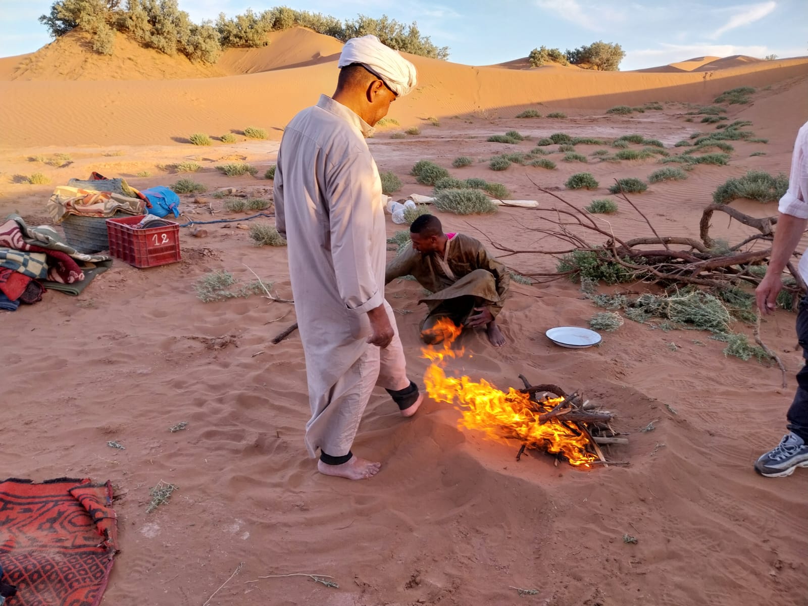 Immergez-vous dans la culture berbère avec des séjours chez l'habitant, des repas traditionnels et des interactions locales.