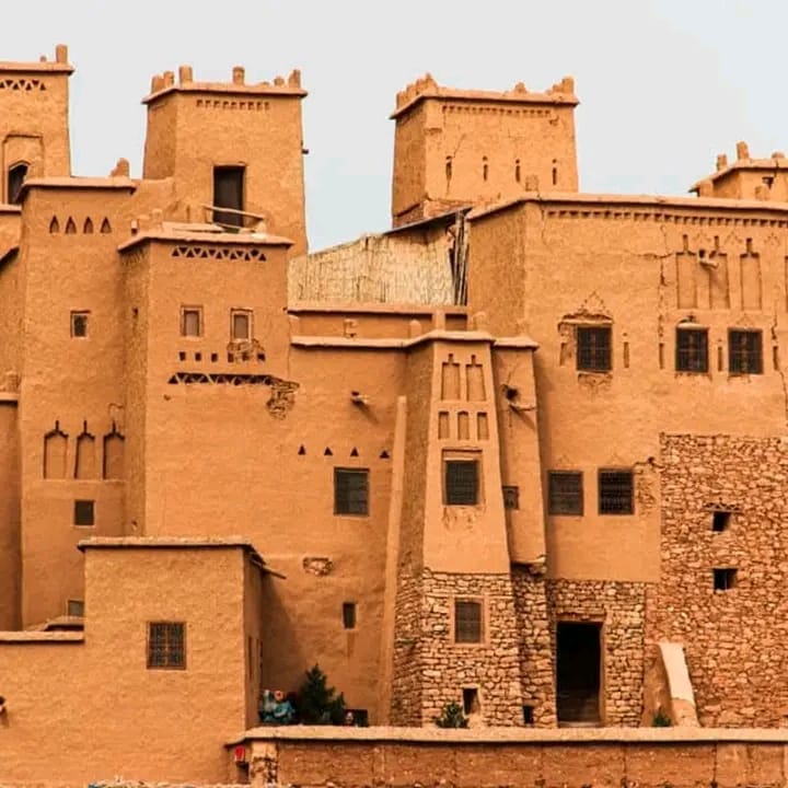 Découvrez les impressionnantes forteresses en terre qui témoignent de l'histoire riche du Maroc et de son architecture unique.